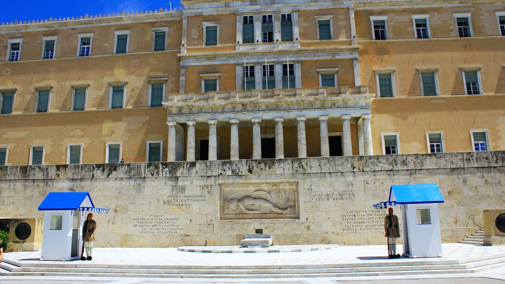 Šest lidí zemřelo podle řeckých médií při střelbě nedaleko Athén